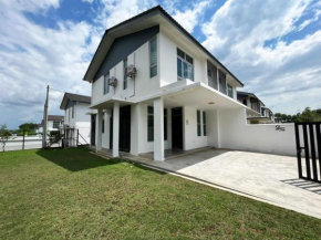 IRIS 33 Corner Lot House Spacious Outdoor WI-Fi Malay Only